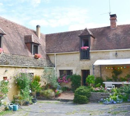 halte aux places Marcillac-Saint-Quentin Extérieur photo