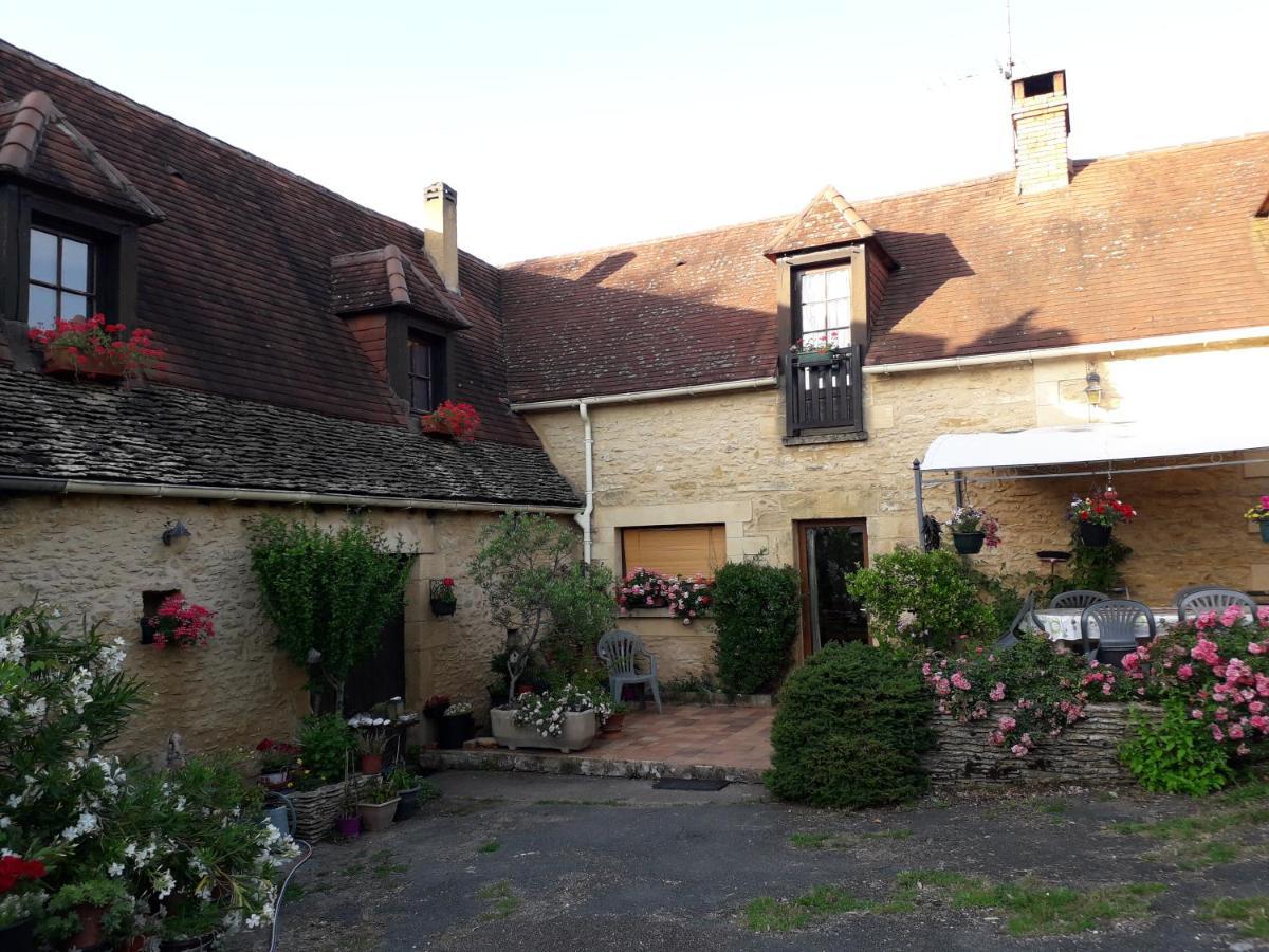 halte aux places Marcillac-Saint-Quentin Extérieur photo