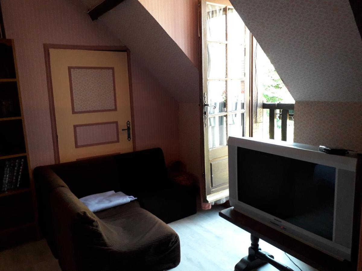 halte aux places Marcillac-Saint-Quentin Extérieur photo