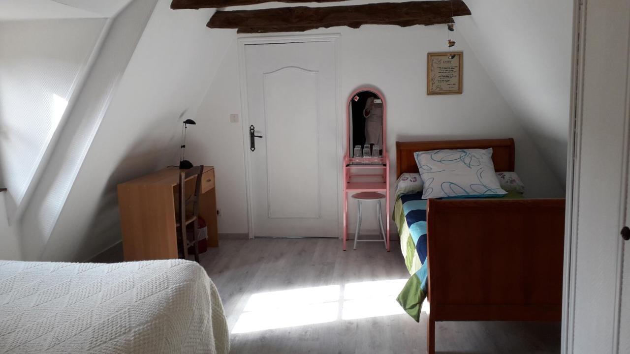 halte aux places Marcillac-Saint-Quentin Extérieur photo