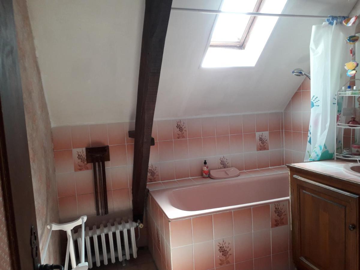 halte aux places Marcillac-Saint-Quentin Extérieur photo
