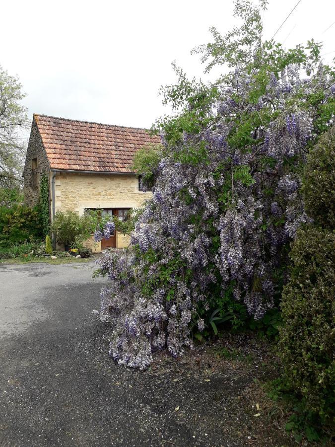 halte aux places Marcillac-Saint-Quentin Extérieur photo
