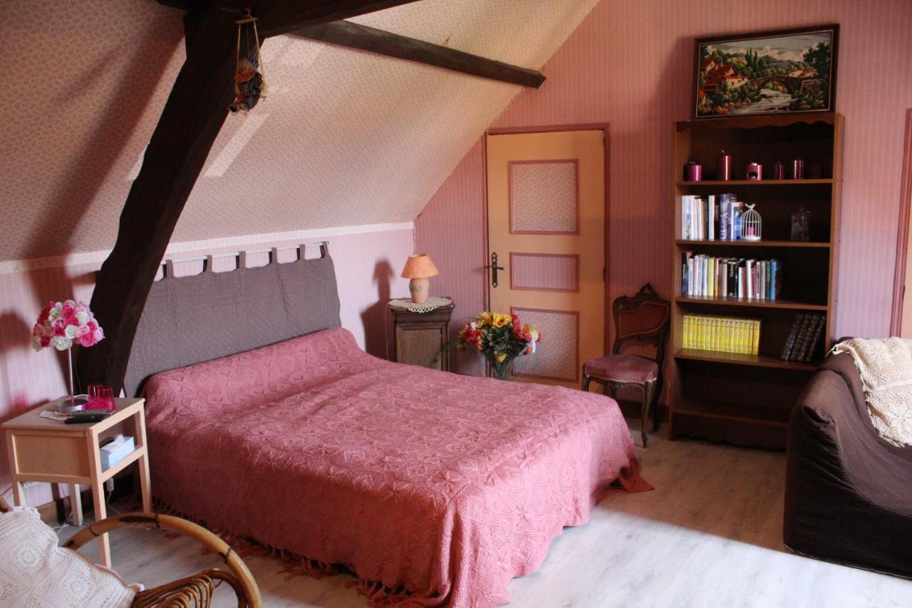 halte aux places Marcillac-Saint-Quentin Extérieur photo