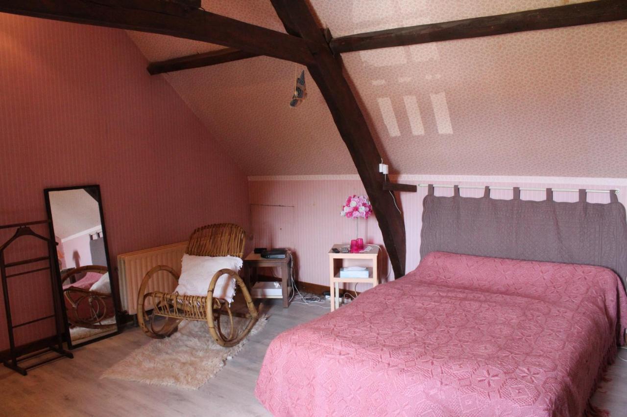 halte aux places Marcillac-Saint-Quentin Extérieur photo