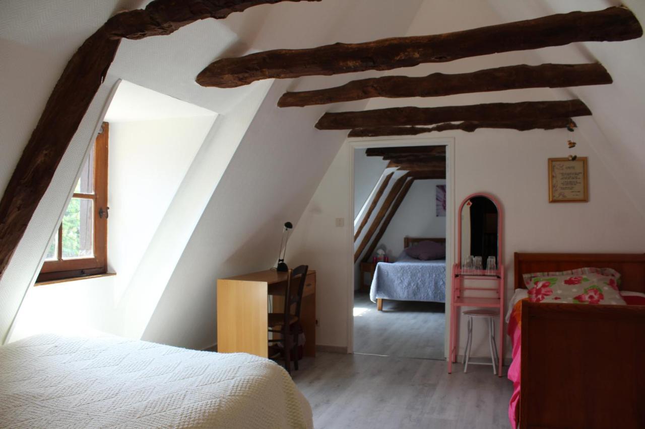 halte aux places Marcillac-Saint-Quentin Extérieur photo